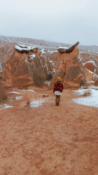 Kvinna Ensam Med Snöigt Landskap Devrent Valley Kappadokien Flicka Runt — Stockfoto