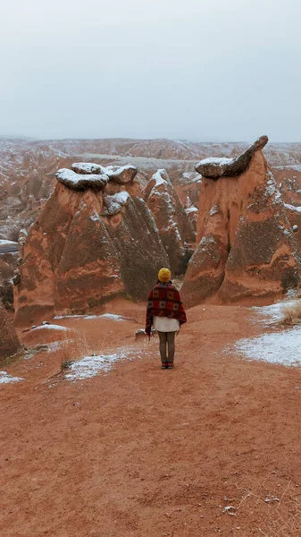 Mujer Sola Con Paisaje Nevado Devrent Valley Capadocia Chica Caminando —  Fotos de Stock