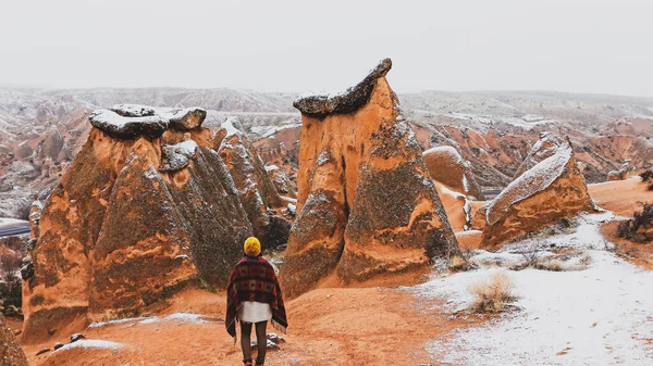 Mulher Sozinha Com Paisagem Nevada Devrent Valley Capadócia Menina Caminhando — Fotografia de Stock