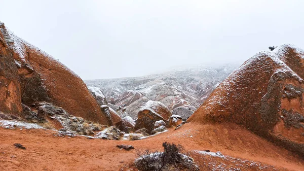 카파도키아 계곡에 눈덮인 풍경을 굴뚝들이 카파도키아의 겨울철에 상상의 골짜기에 — 스톡 사진