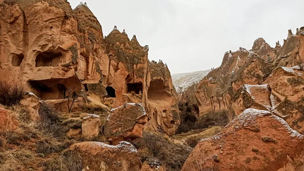Türkiye 'nin Kapadokya kentindeki Zelve Open Air Museum' da (Zelve Valley) Tufa Kayaları 'na oyulmuş mağara evleri ve manastırları