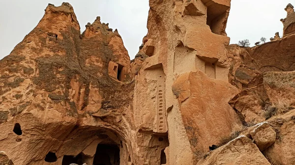 洞窟の家と修道院は トルコのカッパドキアの冬のシーズンにゼルブ野外博物館 ゼルブ渓谷 でトゥファ岩に刻まれました — ストック写真