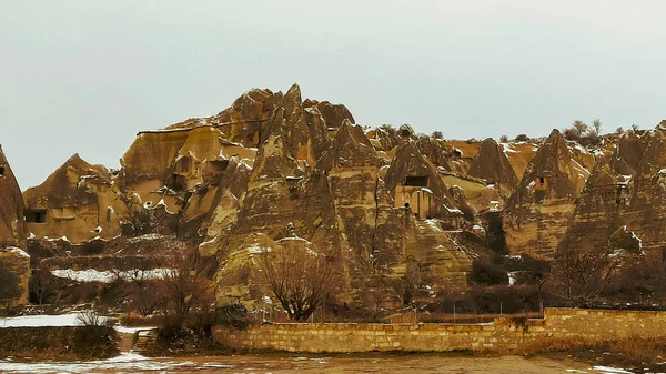 洞窟の家と修道院は トルコのカッパドキアの冬のシーズンにゼルブ野外博物館 ゼルブ渓谷 でトゥファ岩に刻まれました — ストック写真