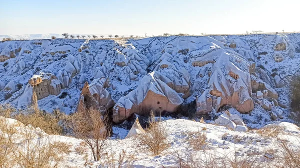 Türkiye Nin Kapadokya Kentinde Kışın Karlı Manzaralı Güvercin Vadisi — Stok fotoğraf