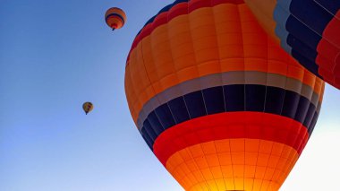 Sıcak hava balonları Türkiye 'nin Kapadokya kentinde kış mevsiminin erken saatlerinde uçmaya hazırlanıyor