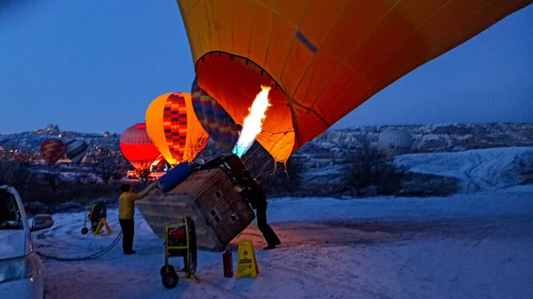在土耳其卡帕多西亚 准备在冬季清晨飞行的热气球 — 图库照片