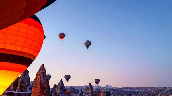 Kleurrijke Heteluchtballonnen Die Winter Het Dal Vliegen Met Sprookjesschoorstenen Veel — Stockfoto