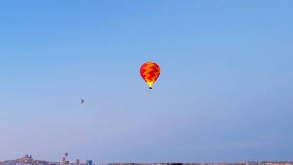 Horkovzdušné Balóny Připravující Letu Brzy Ráno Zimní Sezóně Cappadocii Turecko — Stock fotografie