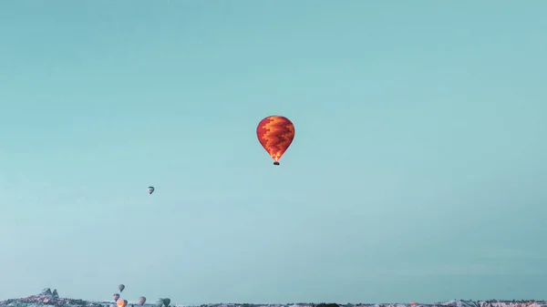 Barevné Horkovzdušné Balóny Létající Nad Údolím Pohádkovými Komíny Zimním Období — Stock fotografie