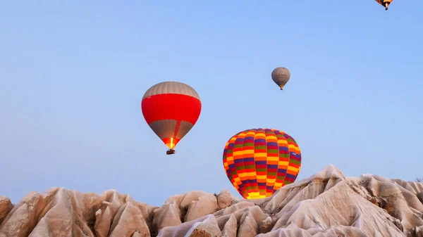 トルコのカッパドキアで冬の季節の早朝に飛ぶ準備をしている熱気球 — ストック写真