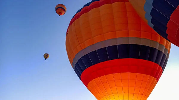 Balony Ogrzane Powietrze Przygotowujące Się Lotu Wczesnym Rankiem Sezonie Zimowym — Zdjęcie stockowe