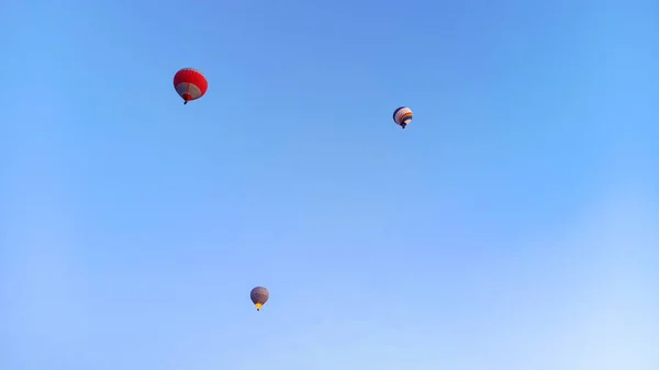 Kolorowe Balony Gorące Powietrze Latające Nad Doliną Bajkowymi Kominami Sezonie — Zdjęcie stockowe