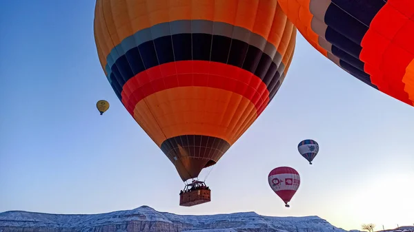 Heißluftballons Bereiten Sich Auf Den Frühen Morgen Der Wintersaison Kappadokien — Stockfoto