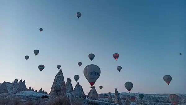 Montgolfières Préparant Voler Tôt Matin Saison Hivernale Cappadoce Turquie — Photo