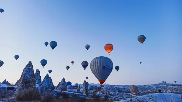 Palloni Aerostatici Colorati Che Sorvolano Valle Con Camini Fatati Nella — Foto Stock