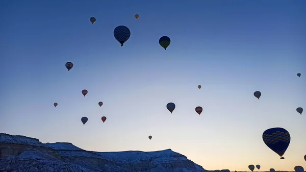 Coloridos Globos Aire Caliente Volando Sobre Valle Con Chimeneas Hadas — Foto de Stock