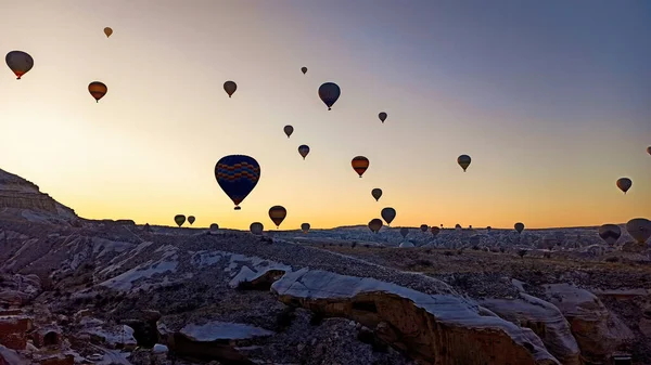 Kleurrijke Heteluchtballonnen Die Winter Het Dal Vliegen Met Sprookjesschoorstenen Veel — Stockfoto