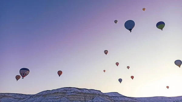 Kolorowe Balony Gorące Powietrze Latające Nad Doliną Bajkowymi Kominami Sezonie — Zdjęcie stockowe