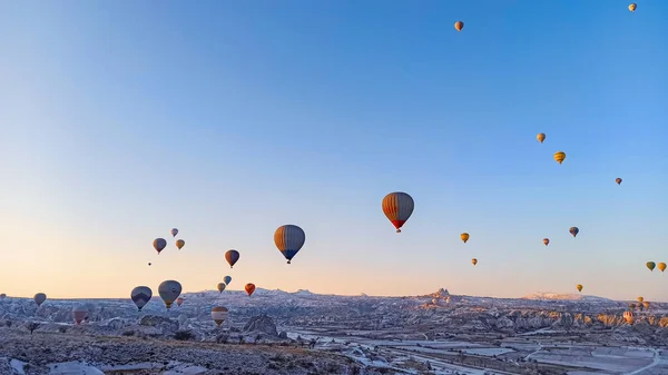 冬には妖精の煙突と一緒に谷を飛んでカラフルな熱気球 カッパドキア トルコの日の出の空の風景で熱気球の多く — ストック写真