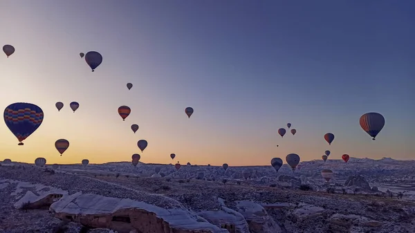 冬には妖精の煙突と一緒に谷を飛んでカラフルな熱気球 カッパドキア トルコの日の出の空の風景で熱気球の多く — ストック写真