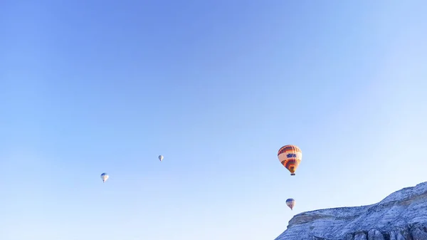 Palloni Aerostatici Colorati Che Sorvolano Valle Con Camini Fatati Nella — Foto Stock