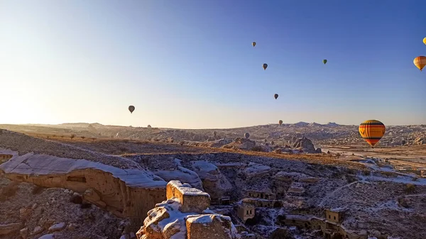 Kleurrijke Heteluchtballonnen Die Winter Het Dal Vliegen Met Sprookjesschoorstenen Veel — Stockfoto