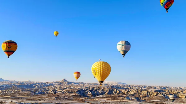 Kolorowe Balony Gorące Powietrze Latające Nad Doliną Bajkowymi Kominami Sezonie — Zdjęcie stockowe