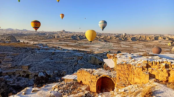 Bunte Heißluftballons Die Winter Mit Feenkaminen Über Das Tal Fliegen — Stockfoto