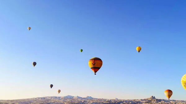 Des Montgolfières Colorées Survolant Vallée Avec Des Cheminées Fées Hiver — Photo