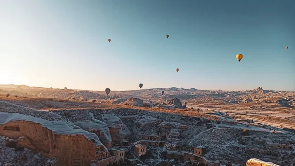 Kleurrijke Heteluchtballonnen Die Winter Het Dal Vliegen Met Sprookjesschoorstenen Veel — Stockfoto
