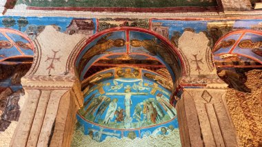 Kapadokya 'daki Karanlık Kilise' de Ortodoks Hıristiyan freskleri. Kapadokya 'da Goreme' de eşsiz tabloları olan antik mağara kilisesi.