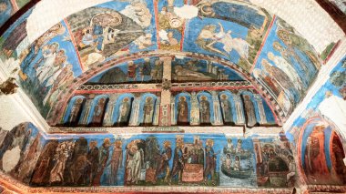 Kapadokya 'daki Karanlık Kilise' de Ortodoks Hıristiyan freskleri. Kapadokya 'da Goreme' de eşsiz tabloları olan antik mağara kilisesi.