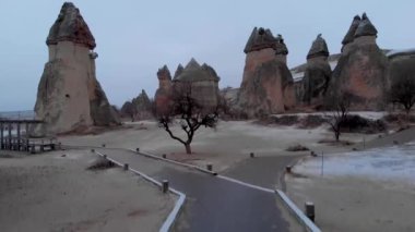 Pasabag 'daki peri bacalarının hava volkanik manzarası, Türkiye' nin Kapadokya kentindeki keşiş vadisi. Cappadocia 'da mantar şekilli kaya oluşumları