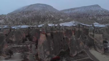 Pasabag Vadisi 'nde Kapadokya' da bir sürü Peri Bacası var. Goreme 'deki keşişler vadisi. Türkiye 'nin Kapadokya kentindeki çok başlı peri bacalı kaya oluşumları