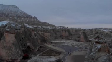 Pasabag 'daki peri bacalarının hava volkanik manzarası, Türkiye' nin Kapadokya kentindeki keşiş vadisi. Cappadocia 'da mantar şekilli kaya oluşumları