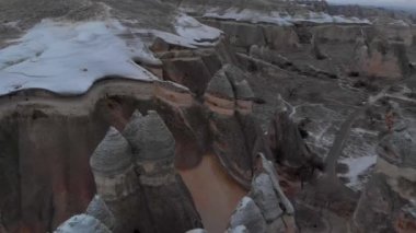 Pasabag Vadisi 'nde Kapadokya' da bir sürü Peri Bacası var. Goreme 'deki keşişler vadisi. Türkiye 'nin Kapadokya kentindeki çok başlı peri bacalı kaya oluşumları