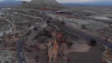 Pasabag 'daki peri bacalarının hava volkanik manzarası, Türkiye' nin Kapadokya kentindeki keşiş vadisi. Cappadocia 'da mantar şekilli kaya oluşumları