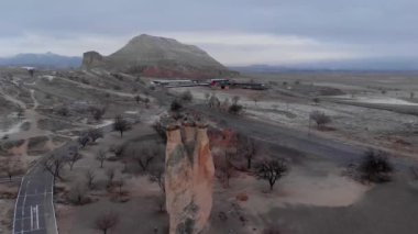 Pasabag 'daki peri bacalarının hava volkanik manzarası, Türkiye' nin Kapadokya kentindeki keşiş vadisi. Cappadocia 'da mantar şekilli kaya oluşumları