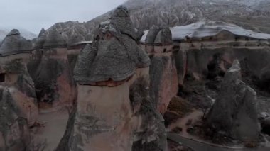 Pasabag 'daki peri bacalarının hava volkanik manzarası, Türkiye' nin Kapadokya kentindeki keşiş vadisi. Cappadocia 'da mantar şekilli kaya oluşumları