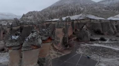 Pasabag 'daki peri bacalarının hava volkanik manzarası, Türkiye' nin Kapadokya kentindeki keşiş vadisi. Cappadocia 'da mantar şekilli kaya oluşumları