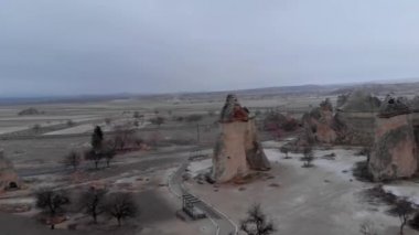 Pasabag 'daki peri bacalarının hava volkanik manzarası, Türkiye' nin Kapadokya kentindeki keşiş vadisi. Cappadocia 'da mantar şekilli kaya oluşumları
