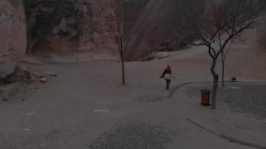 Kapadokya 'da peri bacaları arasında dolaşan bir kadın.