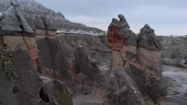 Pasabag 'daki peri bacalarının hava volkanik manzarası, Türkiye' nin Kapadokya kentindeki keşiş vadisi. Cappadocia 'da mantar şekilli kaya oluşumları