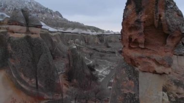 Pasabag 'daki peri bacalarının hava volkanik manzarası, Türkiye' nin Kapadokya kentindeki keşiş vadisi. Cappadocia 'da mantar şekilli kaya oluşumları