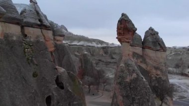Pasabag 'daki peri bacalarının hava volkanik manzarası, Türkiye' nin Kapadokya kentindeki keşiş vadisi. Cappadocia 'da mantar şekilli kaya oluşumları