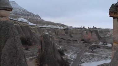 Pasabag 'daki peri bacalarının hava volkanik manzarası, Türkiye' nin Kapadokya kentindeki keşiş vadisi. Cappadocia 'da mantar şekilli kaya oluşumları