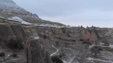 Pasabag 'daki peri bacalarının hava volkanik manzarası, Türkiye' nin Kapadokya kentindeki keşiş vadisi. Cappadocia 'da mantar şekilli kaya oluşumları
