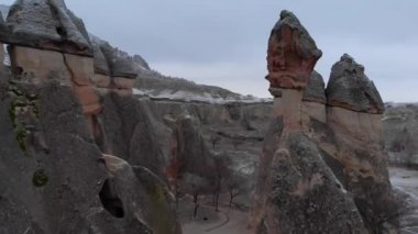 Pasabag 'daki peri bacalarının hava volkanik manzarası, Türkiye' nin Kapadokya kentindeki keşiş vadisi. Cappadocia 'da mantar şekilli kaya oluşumları