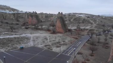 Pasabag 'daki peri bacalarının hava volkanik manzarası, Türkiye' nin Kapadokya kentindeki keşiş vadisi. Cappadocia 'da mantar şekilli kaya oluşumları