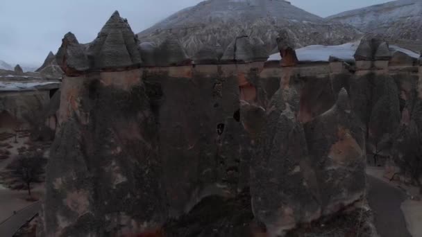 Vista Épica Aérea Mujer Parada Sola Pequeña Ventana Cueva Dentro — Vídeo de stock